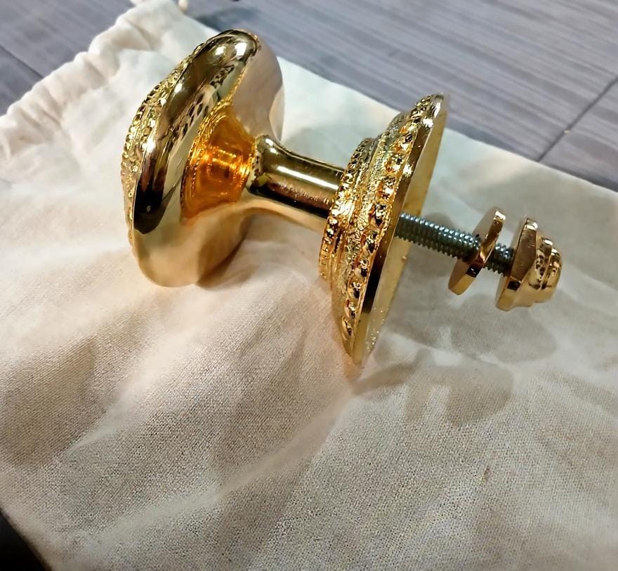 Herraje de bronce con baño de oro brillante y sellado protector